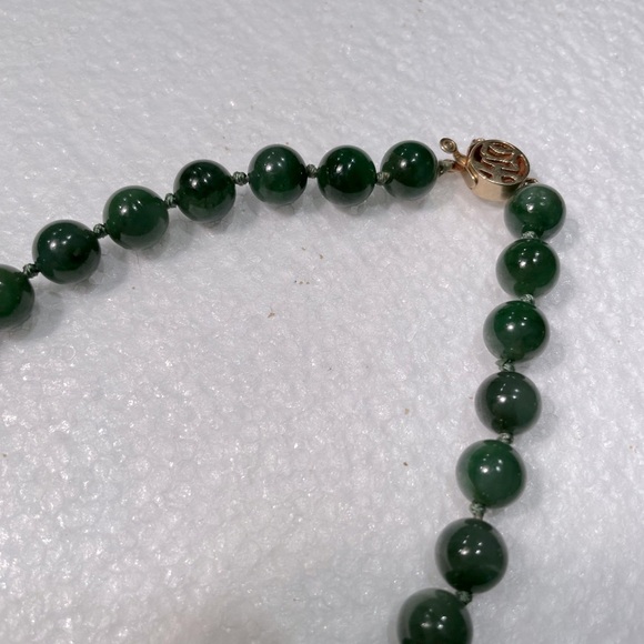 Jade Chocker Necklace With 14k Gold Clasp Lock - Picture 4 of 8